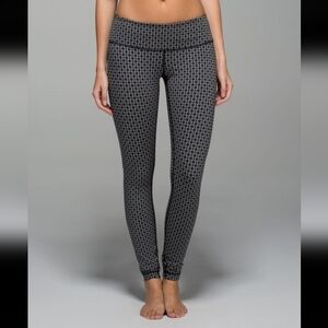 Lululemon wunder under pant size 4.